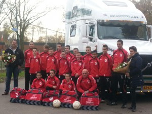 Jan Deckers Jr voorziet Jan van Arckel C1 van nieuwe trainingspakken